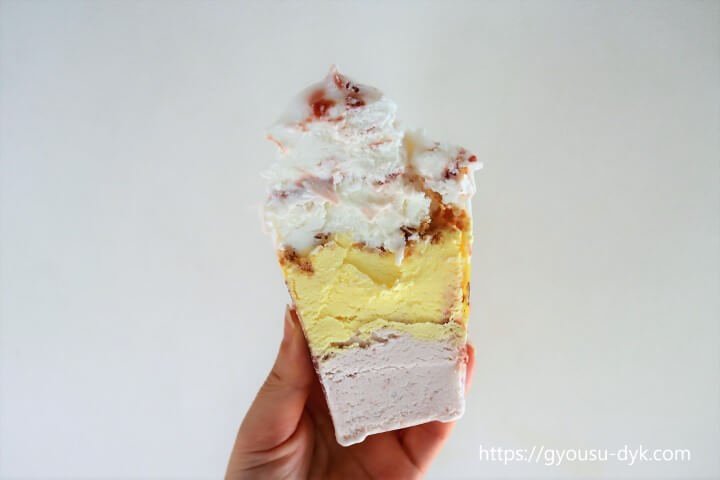 業務スーパー赤城乳業アイスの断面いちごのチーズケーキアイス