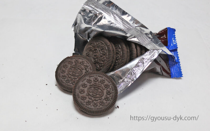 業務スーパーのオレオクッキーチョコレートクリームは安い！6枚入の価格・種類・原材料を紹介 | GYOUSU-note